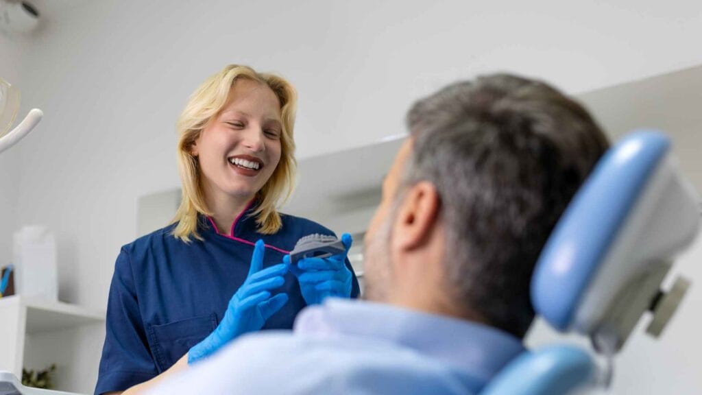 come lavare i denti con l'apparecchio mobile