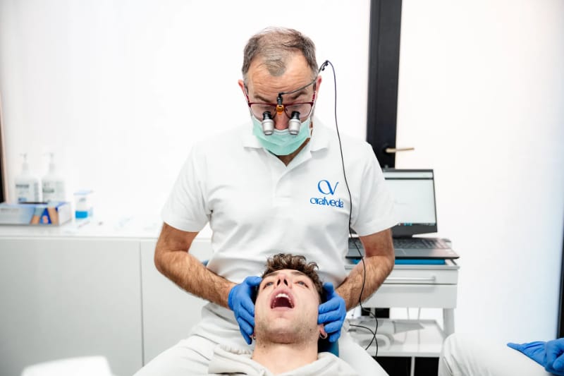 come raddrizzare i denti senza apparecchio