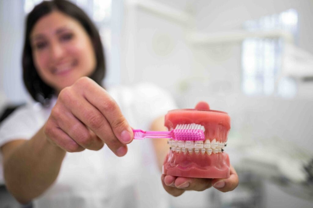 lavare i denti con l’apparecchio